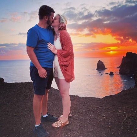 Natalie Hanby and her fiance Ruben Fernandez kissing.